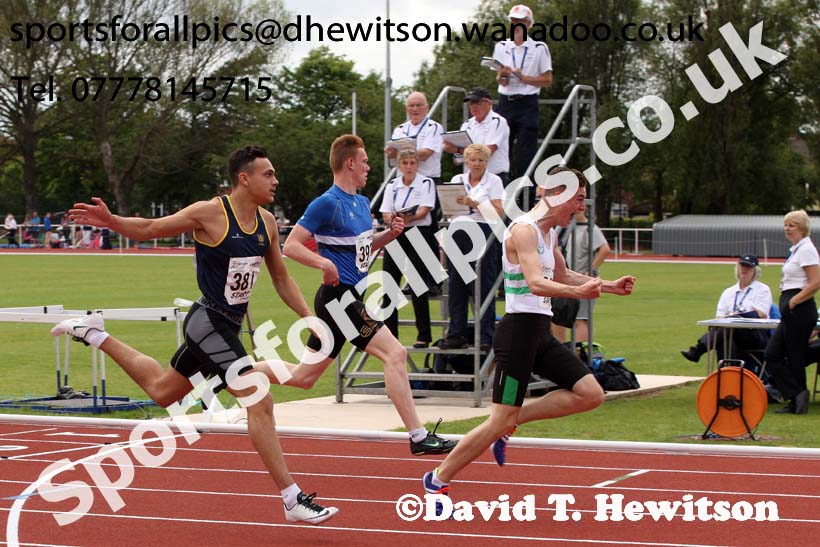 Under-17 mens 100 metres. Photo: David T. Hewitson/Sports for All Pics